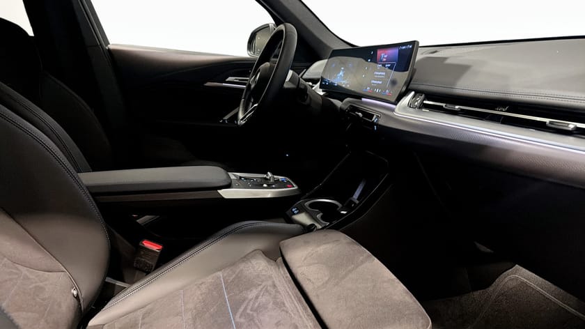 Bild 3 av BMW iX1 eDrive20 M-Sport Adaptiv Farth Komfortöppning Drag