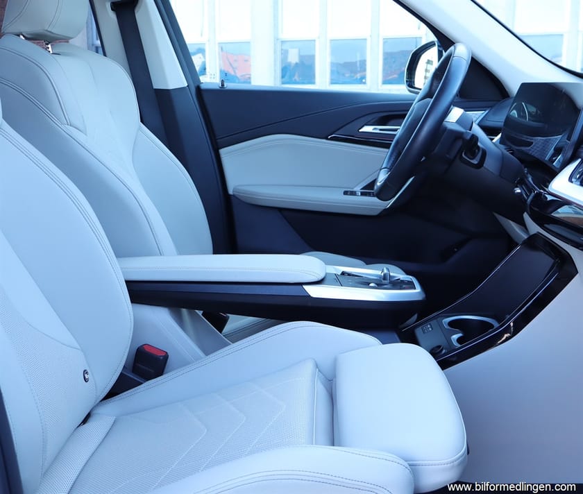 Bild 5 av BMW X1 xDrive30e Plug-In-Hybrid X-Line Pano S/V-hjul
