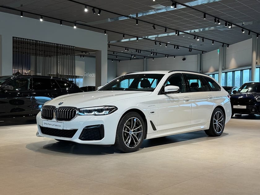 Bild 1 av BMW 530e xDrive Touring M Sport Dragkrok Rattvärme Elstolar