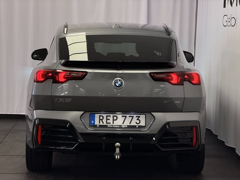 Bild 5 av BMW iX2 xDrive30 M-Sport H&K/Drag/El stol/