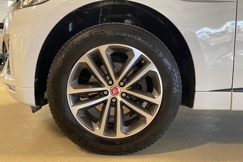 Bild 5 av Jaguar F-Pace 25d AWD R-Sport 240hk | Panorama | Drag | Skinn | B-Kam