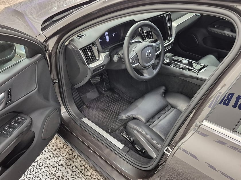 Bild 2 av Volvo V60 T6 Recharge Core Bright plug in AWD 350HK 4x4 Läder