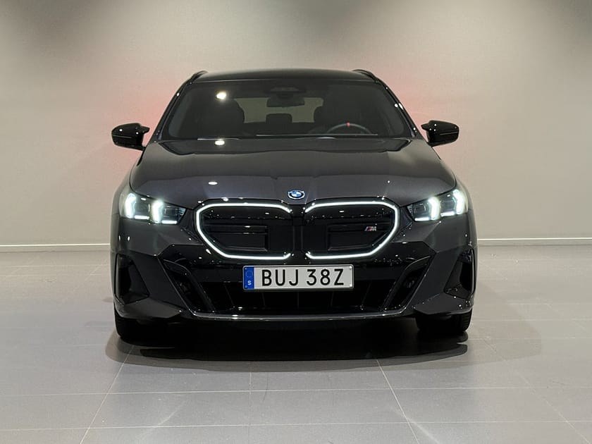 Bild 2 av BMW i5 M60 xDrive Touring M Sport Pro Panorama B&W Drag HUD
