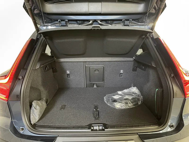Bild 10 av 16 – Volvo EX40 Single Motor Extended Range M R Plus Black SE Plus Special Edition