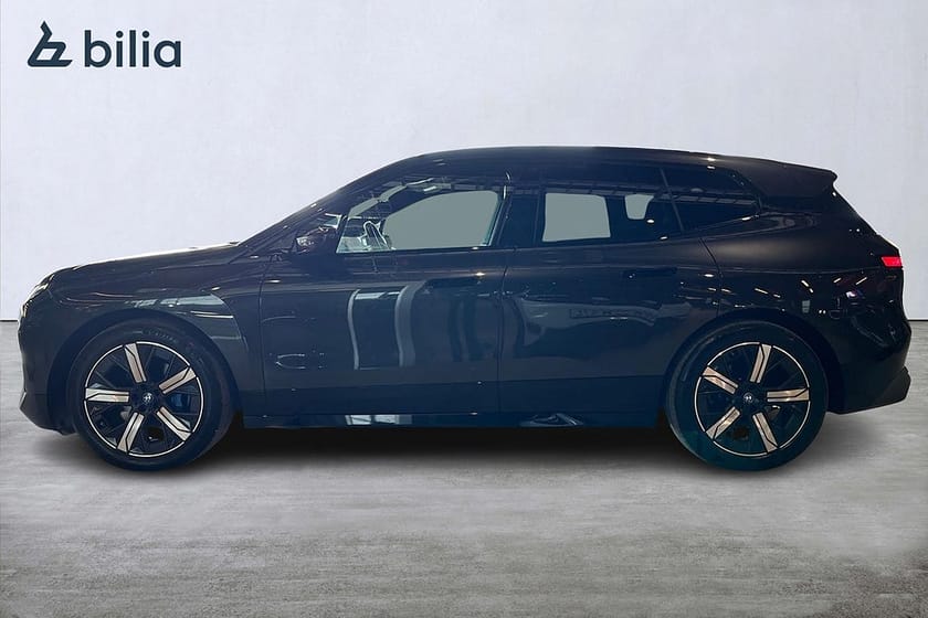 Bild 3 av BMW iX xDrive50 Sportpaket/Drag/Pano/360 kamera/Rattvärme