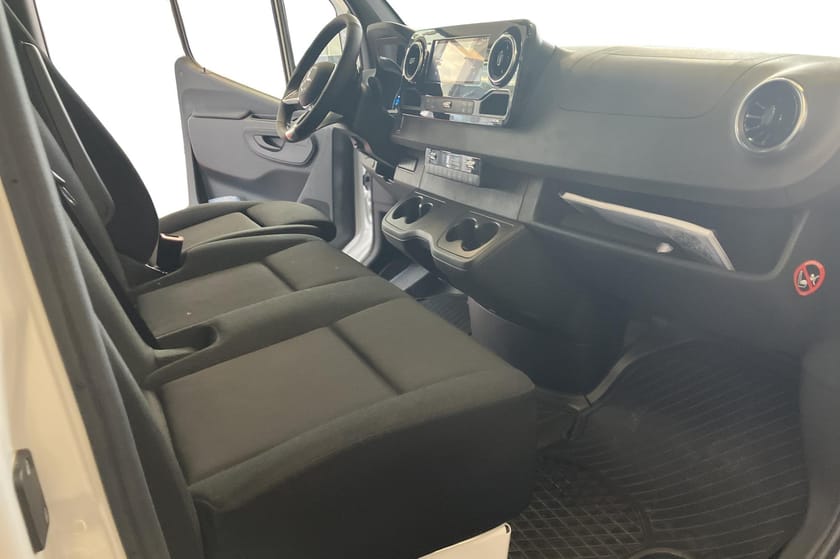 Bild 4 av Mercedes-Benz eSprinter 420 Chassi 81 kWh volymskåp med bakgavellyft för omgående leverans!