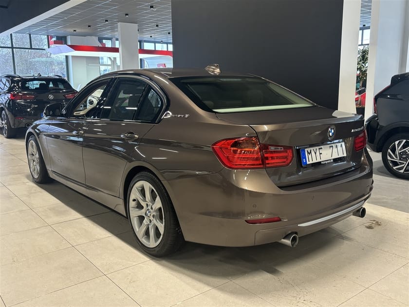 Bild 3 av BMW ActiveHybrid 3 Steptronic 340hk Pano HUD H K Navi Kamera Komfort Elstol Helljusassistent