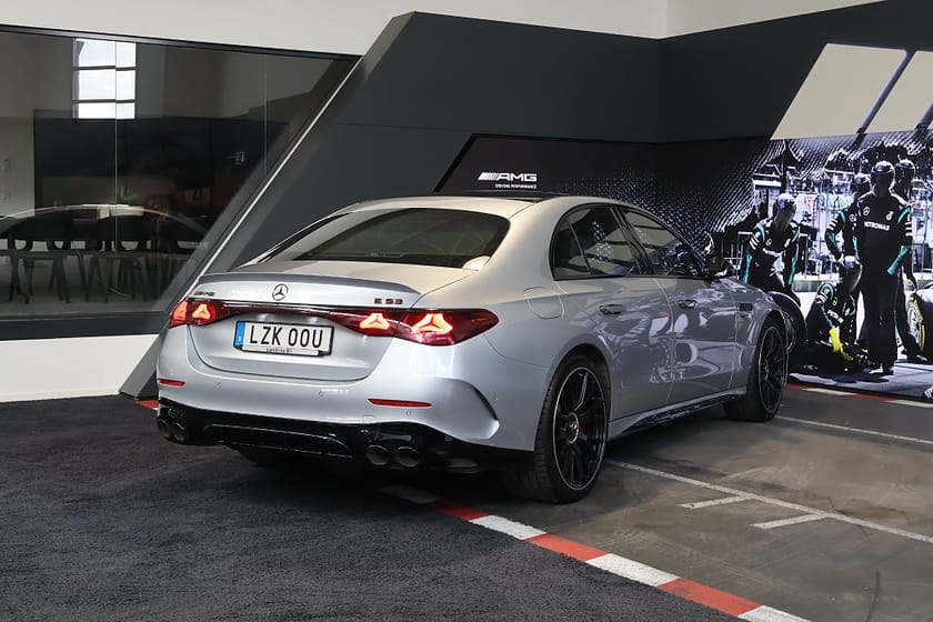Bild 3 av Mercedes-Benz AMG E 53 HYBRID 4MATIC+ Premium Plus Night II Panorama HUD