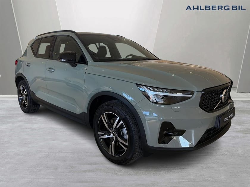 Bild 1 av Volvo XC40 B3 FWD Bensin Plus Dark, Klimatpaket, Förarstödpaket, Parkeringskamera Bak, Baklucka Elmanövrerad, Google Maps