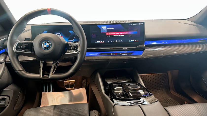 Bild 4 av BMW i5 M60 xDrive Sedan M-Sport Pro Innovation Travel B/W Pano Drag