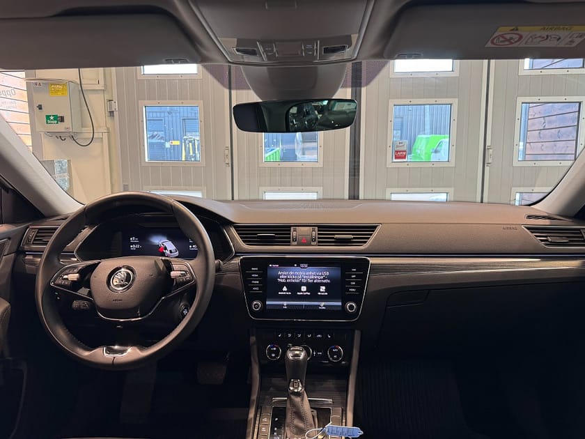 Bild 5 av Škoda Superb iV Kombi Skoda 1.4 TSI Business Style Drag Värmare Cockpit