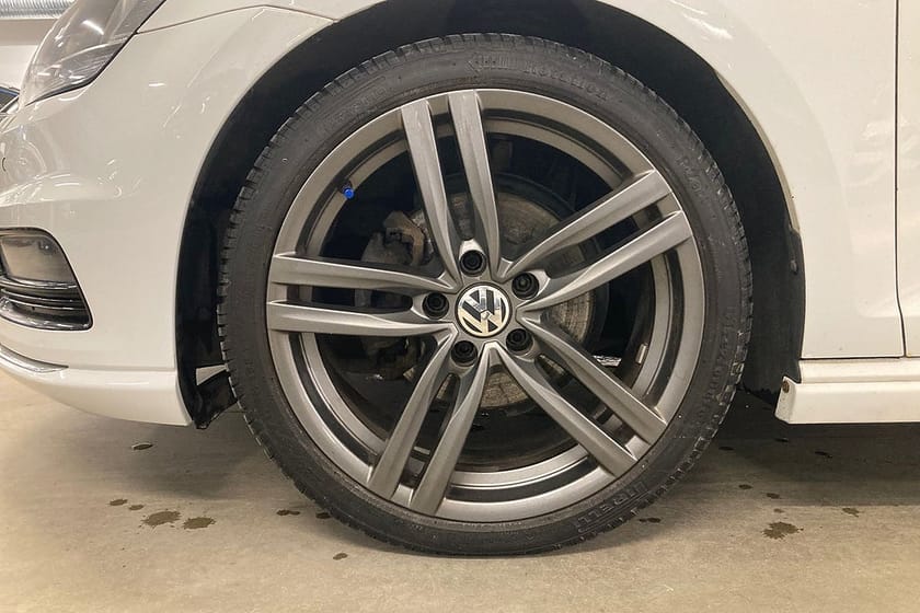 Bild 5 av Volkswagen Golf 1.4 TSI R-Line Plus / M-Värmare / Adaptiv farth / CarPlay