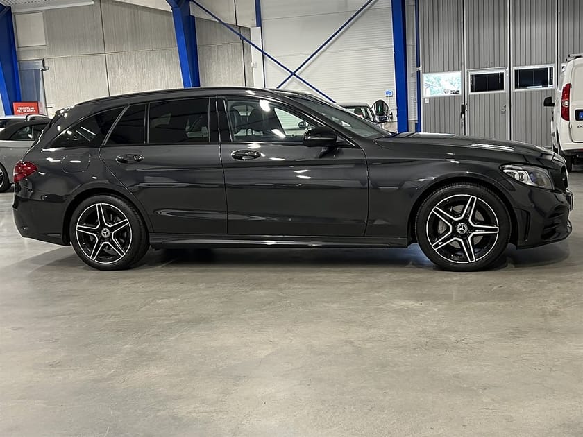 Bild 3 av Mercedes-Benz C 200 T d 160 HK / AMG / Night Edition / Burmester