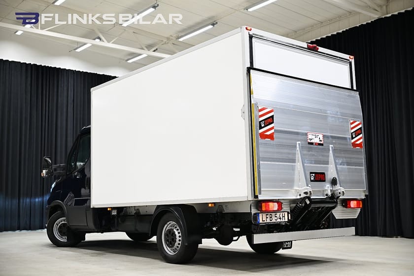 Bild 2 av Iveco Daily 35-140 Chassi Cab 136HK Automat|Volymskåp|Bakgavellyft|Kylbil|Moms|SeUtr!