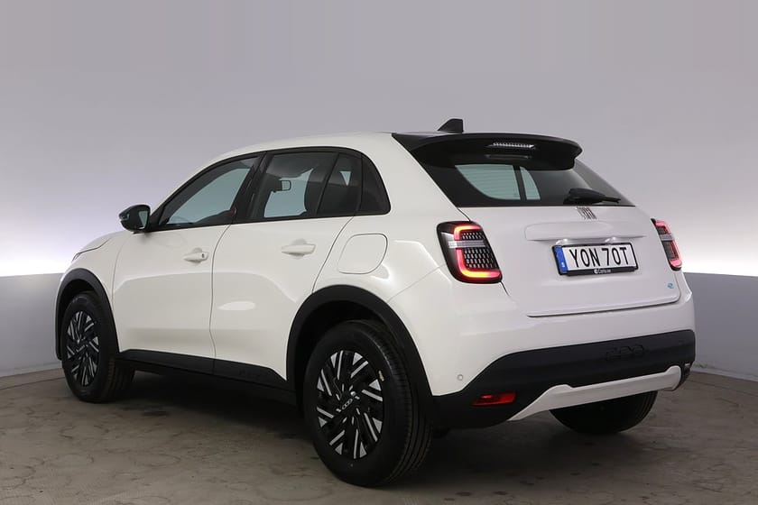 Bild 4 av Fiat 600e RED LED Keyless PDC Mirror Screen