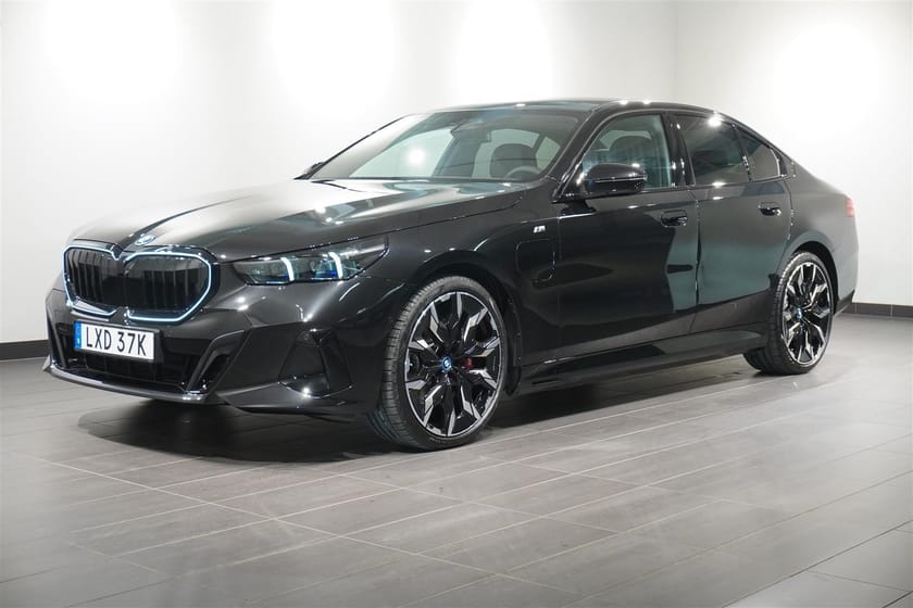 Bild 1 av BMW 550e xDrive Sedan M Sport Pro DA Pro B W Drag