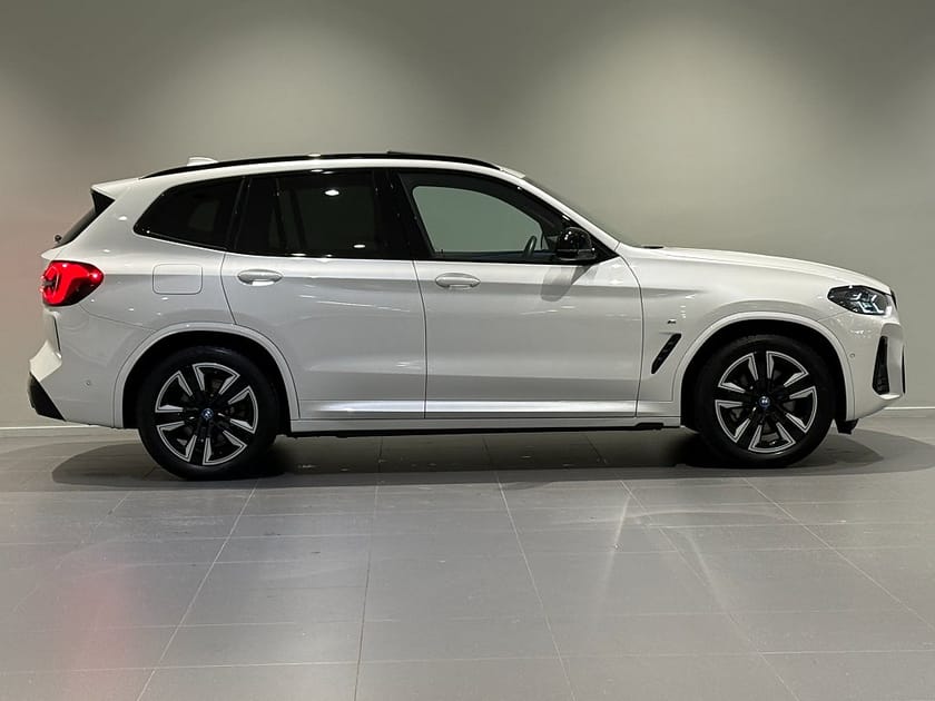 Bild 3 av BMW iX3 Charged M Sport Panorama Drag Adpt Farth Elstolar