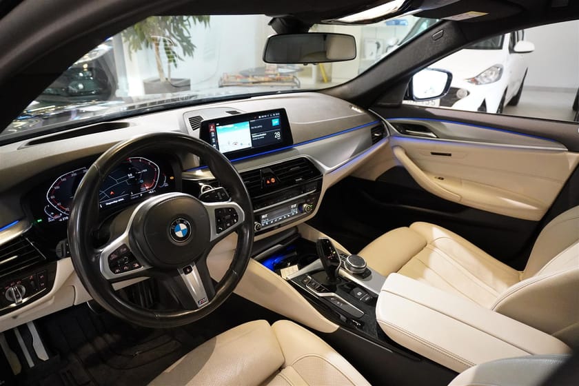 Bild 2 av BMW 530d xDrive Touring M-Sport Innovation HUD H K Fartpilot DAP Drag 265hk