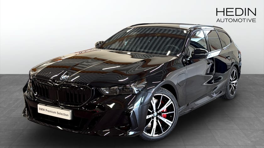 Bild 1 av BMW 550e xDrive Touring M Sport Pro H&K Pano Head-up Comfort Pack