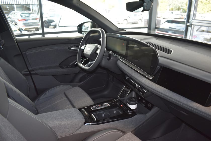 Bild 4 av Audi Q6 e-tron quattro SUV 285 kW / 388 HK  S-LINE