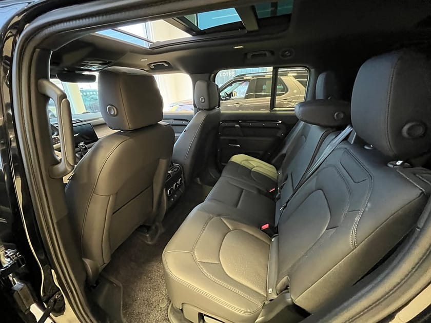 Bild 4 av Land Rover Defender 130 D300 MHEV X-Dynamic SE / 8-sits / Black Pack / Drag