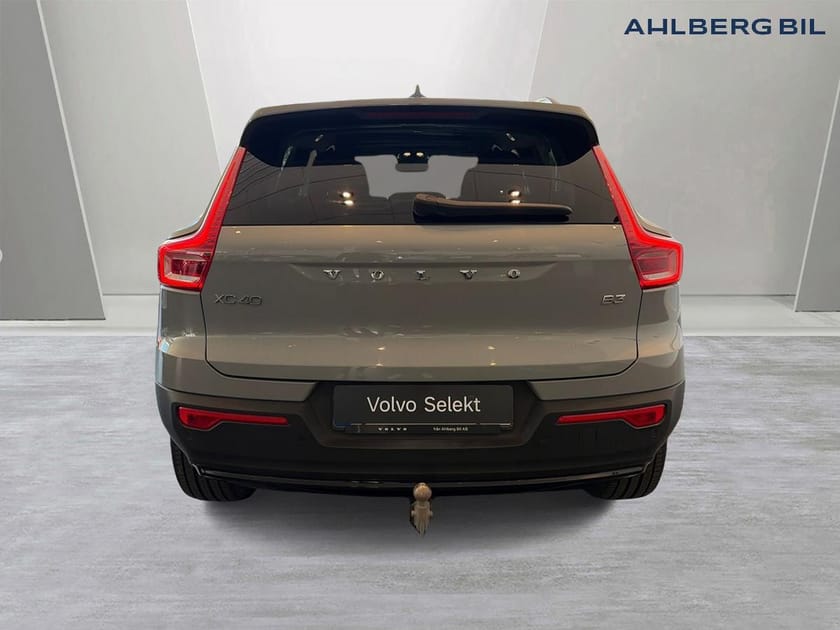 Bild 4 av Volvo XC40 B3 FWD Bensin Plus Dark. Backkamera, Drag, Navi, Adaptiv farthållare.