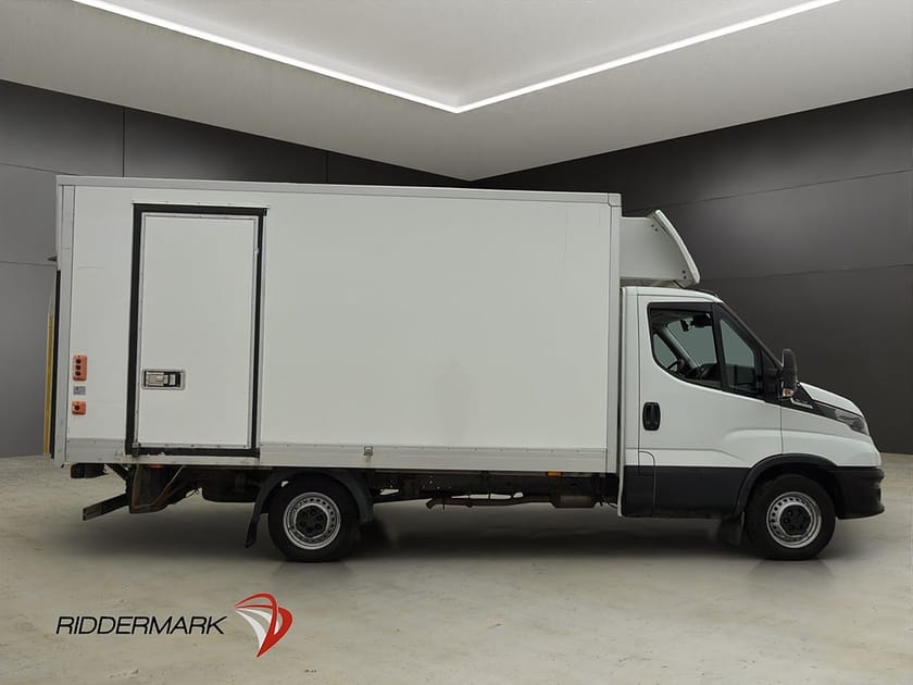 Bild 2 av Iveco Daily 35-140 Chassi Cab 2.3 BAKGAVELLYFT Sidodörr Värmare 3-Sits Moms