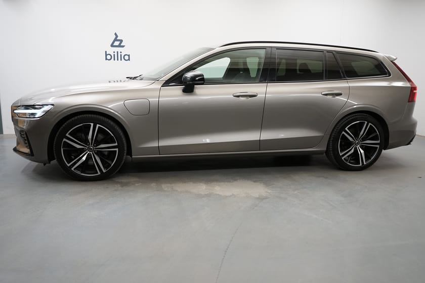 Bild 2 av Volvo V60 Recharge T8 R-Design T, Taklucka, HarmanKardon PremiumSound, Dragkrok