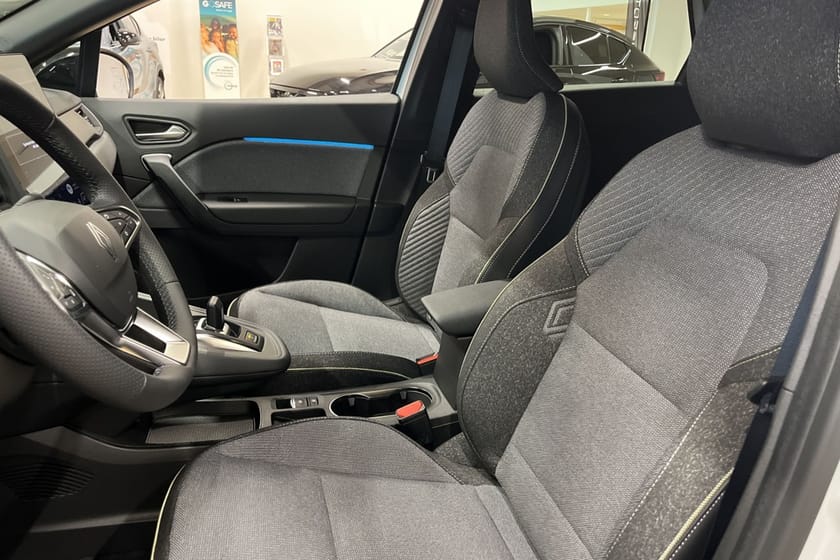 Bild 5 av Renault Captur techno mildhybrid 140 EDC *Backkamera/AdapFarth/Rattvärme*