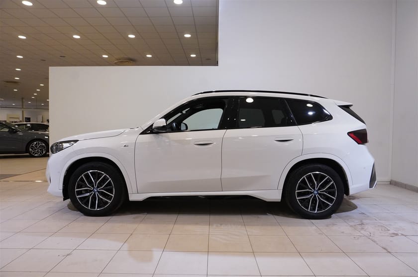 Bild 3 av BMW iX1 xDrive30 xDrive30, M-Sportpaket, Innovationpaket, Skinn, Komfortöppning, Navigation, Head-Up Display, Parking Assistant Plus, Driving Assistant Plus, HiFi Högtalarsystem Mm.