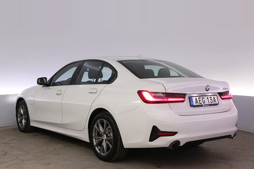 Bild 3 av BMW 330e Sedan Cockpit Farthållare Rattvärme Värmare Navi