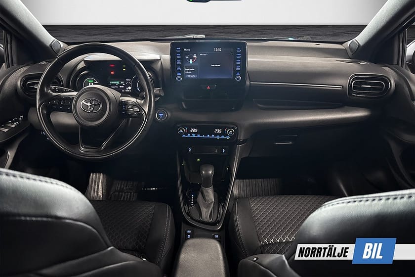 Bild 2 av Toyota Yaris Hybrid CVT 116 HK STYLE 12 MÅN RELAX GARANTI NYSERV 17"