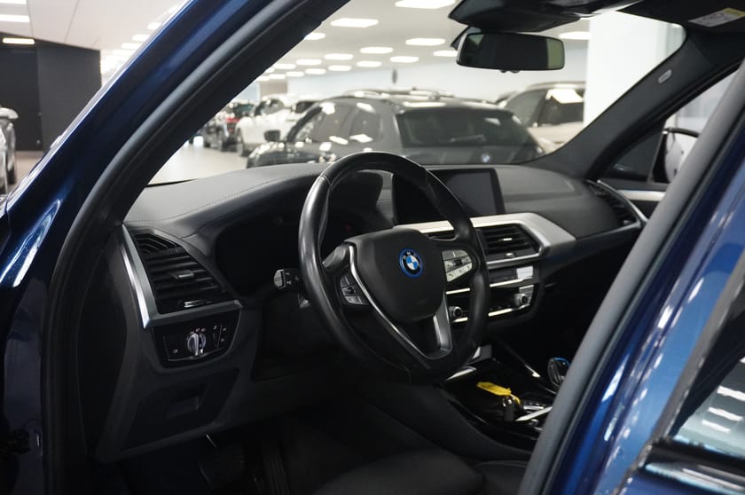 Bild 4 av BMW iX3 Charged Plus Drag Pano HUD Elstolar