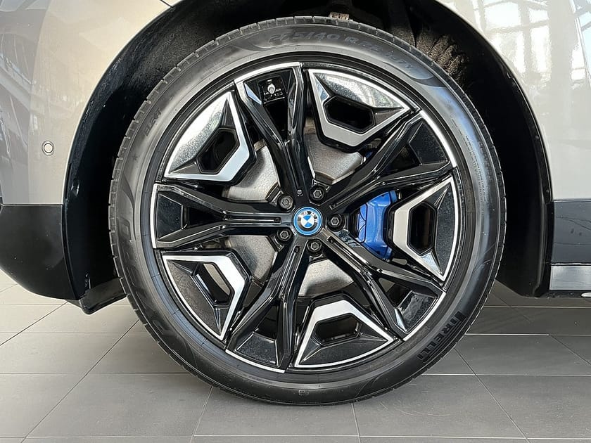 Bild 4 av BMW iX xDrive40 Sportpaket Innovation H/K Drag Adpt Farth