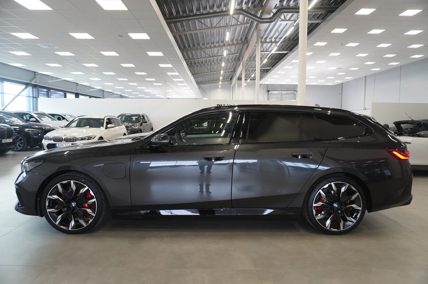 Bild 4 av BMW 550e xDrive Touring M Sport Pro Business Ed Drag DA Pro B W