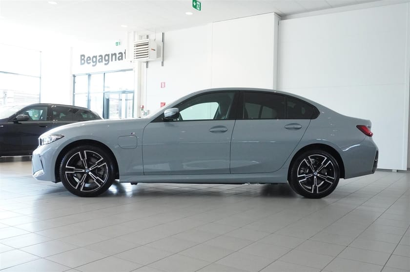Bild 3 av BMW 330e xDrive Sedan M Sport Active Ed Drag Aktiv Fartpilot HiFi
