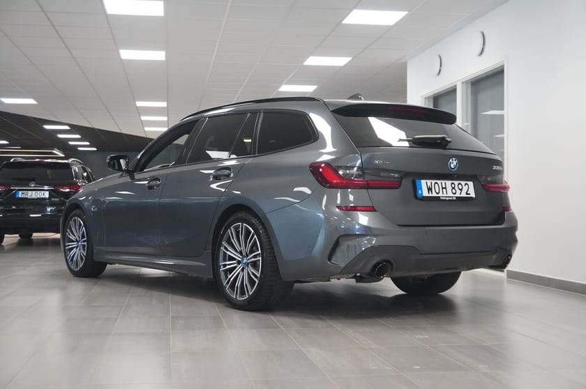 Bild 3 av BMW 330e xDrive Touring M-Sport Drag Kamera Rattvärme