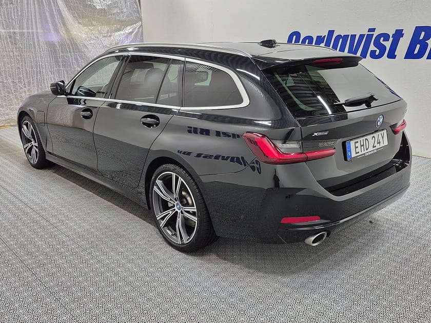 Bild 3 av BMW 330e xDrive Touring Plug in 292HK 4x4 Panorama Läder