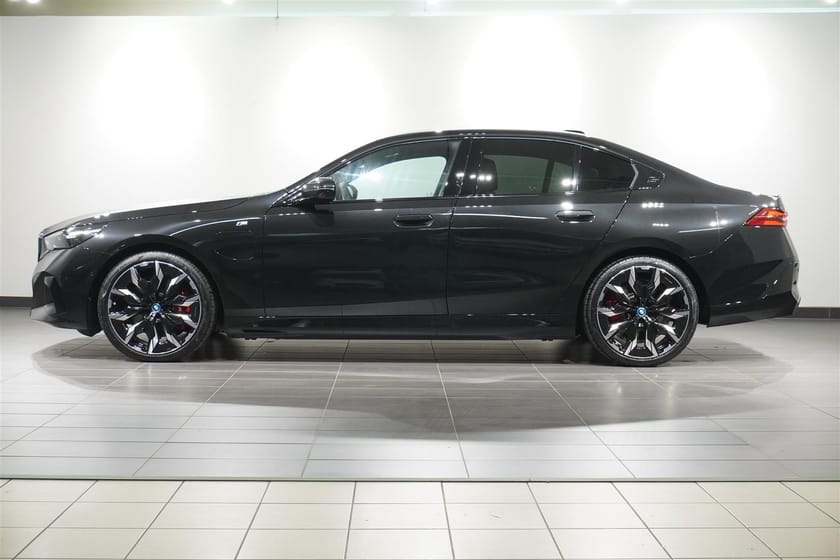 Bild 2 av BMW 550e xDrive Sedan M Sport Pro DA Pro B W Drag