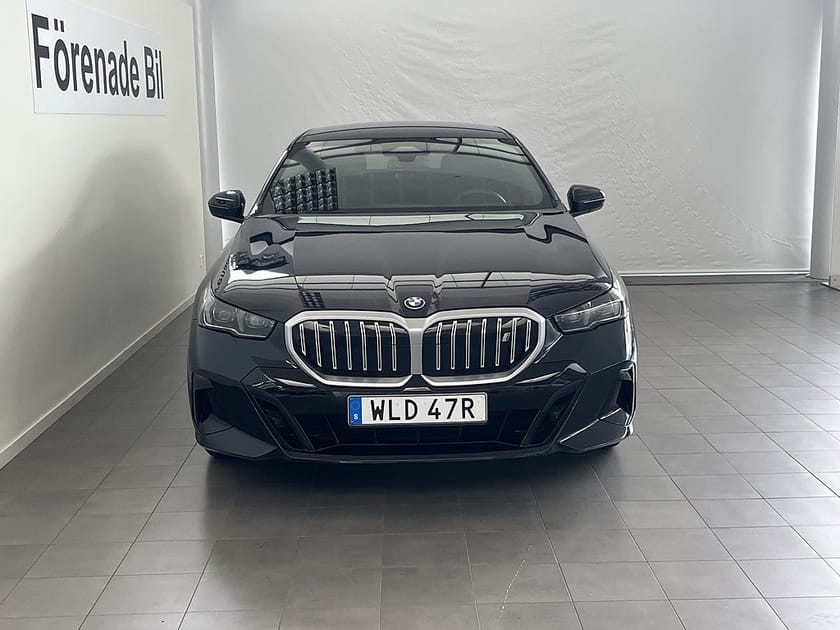 Bild 2 av BMW i5 eDrive40 Sedan M Sport Drag Rattvärme Drive/Park Assist