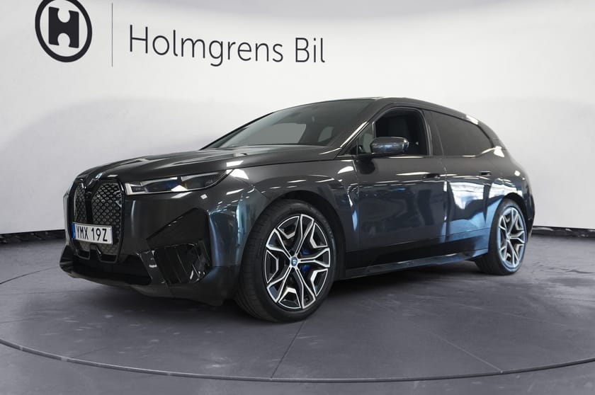 Bild 1 av BMW iX xDrive50 Sport Innovation Exclusive Comfort Drag Aktiv Styrning