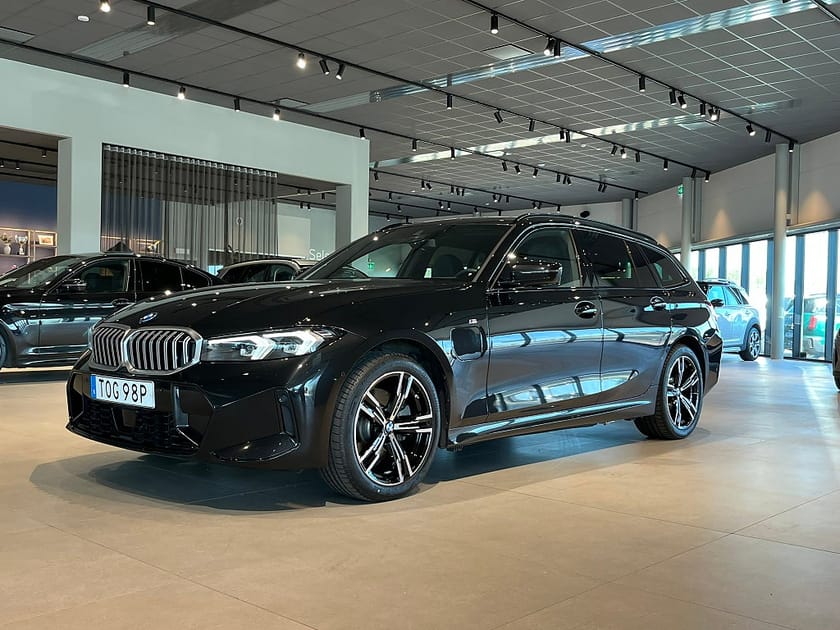 Bild 1 av BMW 330e xDrive Touring M-Sport Adapt. Fart Rattvärme Drag 4,95%