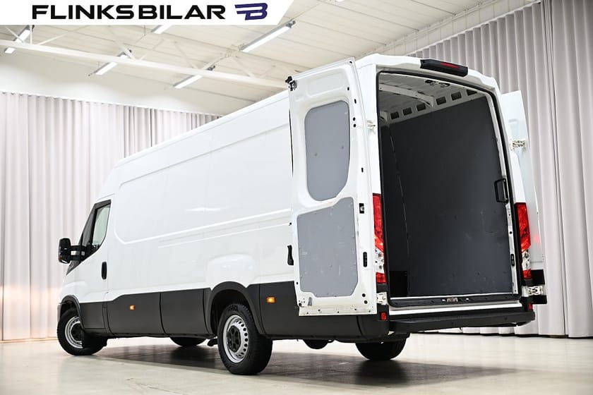 Bild 4 av Iveco Daily 35-140 Van 2.3 JTD Hi-Matic 136HK XXL-Skåp|Webasto|3.5ton-dragvikt