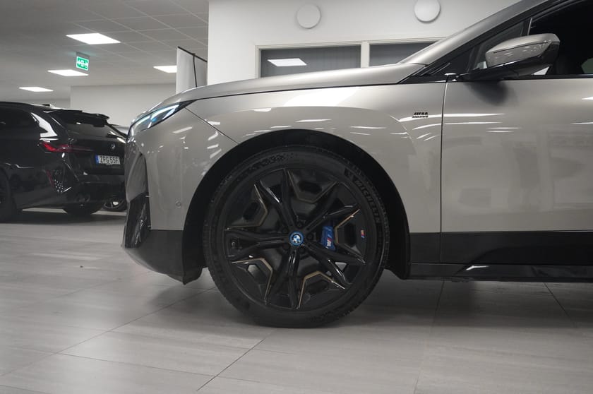 Bild 4 av BMW iX M60 Pano B W DAP Massage Drag 22