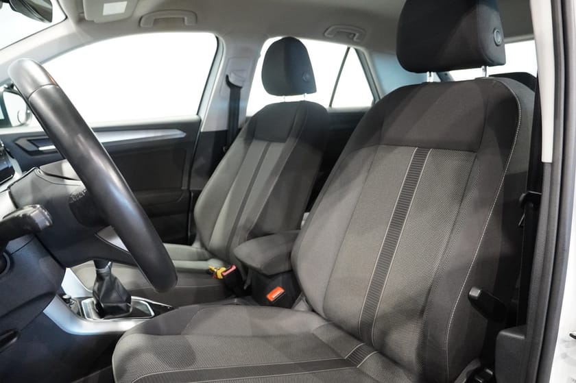 Bild 4 av Volkswagen T-Roc 1.0 TSI 110HK Manuell Backkamera Parkeringsvärmare