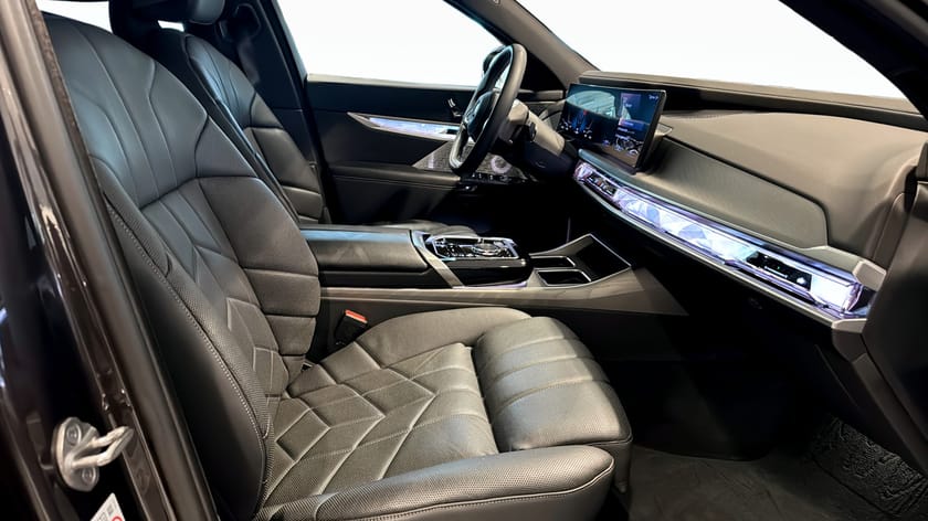 Bild 3 av BMW i7 xDrive60 B&W Executive Drive Pro Executive Lounge Crystal