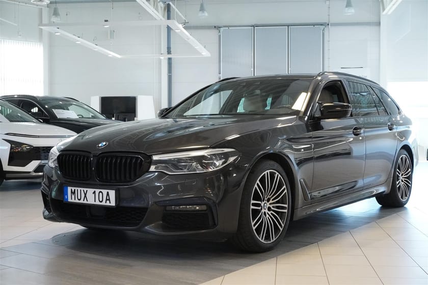 Bild 1 av BMW 530d xDrive Touring M-Sport Innovation HUD H K Fartpilot DAP Drag 265hk