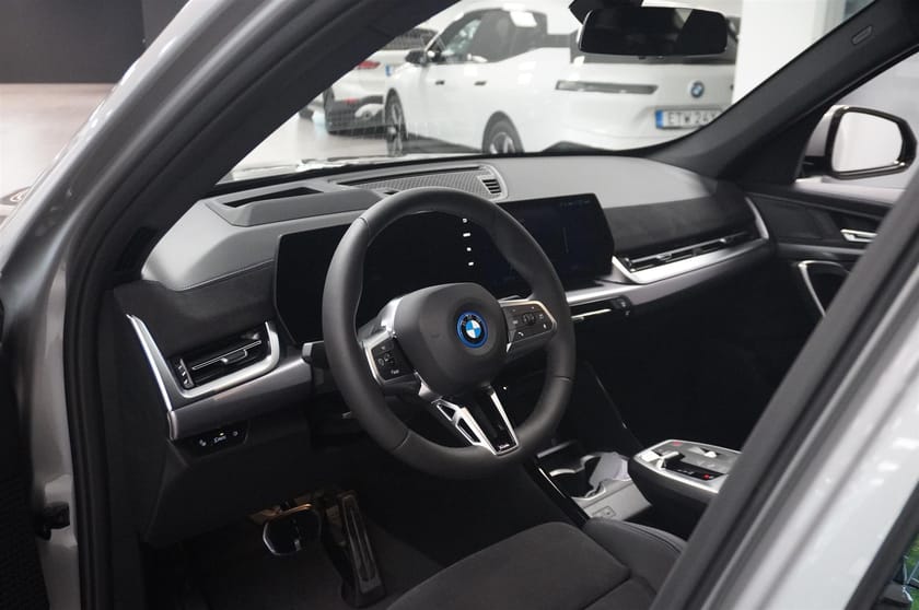 Bild 4 av BMW iX1 xDrive30 M Sport Pro Business Ed Drag DA HUD