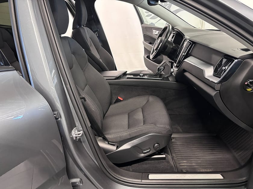 Bild 5 av Volvo XC60 T5 AUT Momentum SE 254hk Drag 20 Fälgar Blis Värme bak