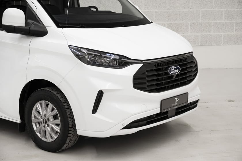 Bilde 3 av Ford Transit Custom 320 2,0 TDCi 170hk L2 Limited AWD ACC/Krok/Webasto/Rkam
